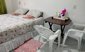 Quarto próximo de aeroporto e parques